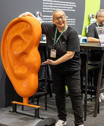 Sabine mit einem Deko-Ohr